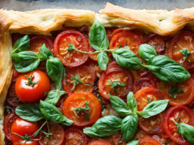 TARTE FEUILLETÉE À LA TOMATE